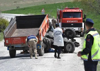 Devrilen traktörün altında kalan sürücü öldü