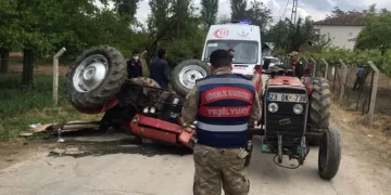 Devrilen traktörün altında kalan sürücü yaralandı