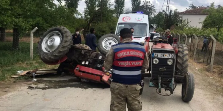 Devrilen traktörün altında kalan sürücü yaralandı