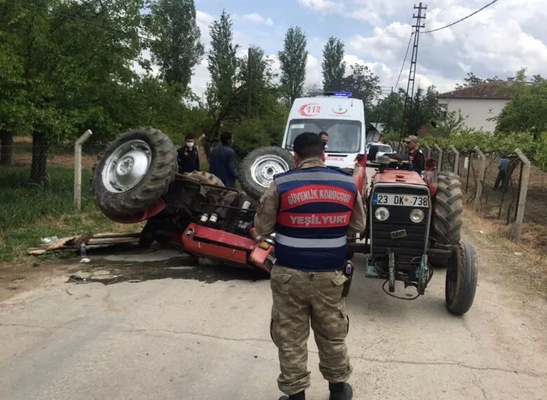 Devrilen traktörün altında kalan sürücü yaralandı