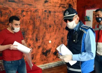 Dezenfektan ve tek kullanımlık örtü kullanmayan berbere ceza