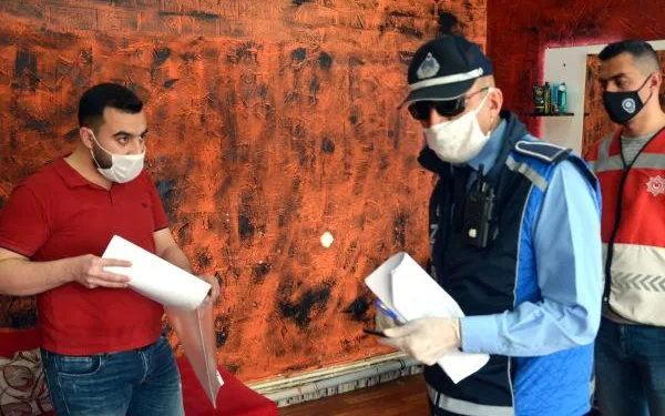Dezenfektan ve tek kullanımlık örtü kullanmayan berbere ceza