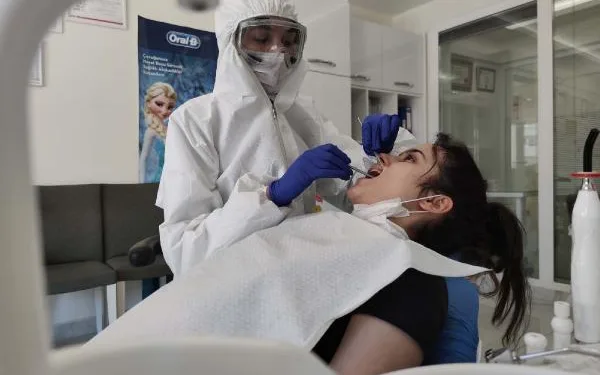 Diş kliniklerinde koronavirüse karşı sıkı önlemler alınıyor