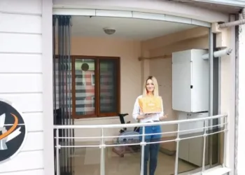 Annesi̇ içi̇n drone ile pasta si̇pari̇ş etti̇