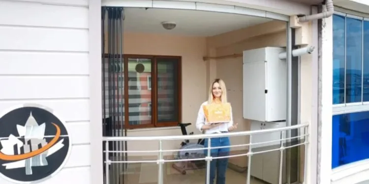 Annesi̇ içi̇n drone ile pasta si̇pari̇ş etti̇