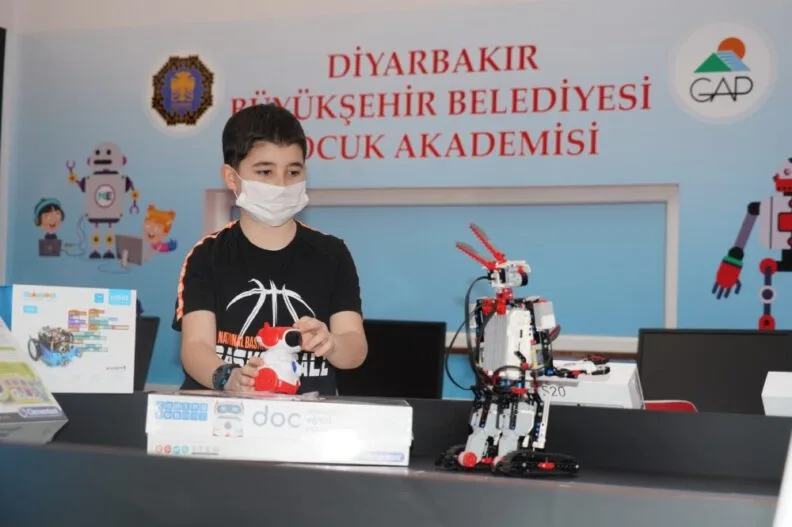 Di̇yarbakır’da Roboti̇k Kodlama Atölyeleri̇ Eği̇ti̇me Hazır