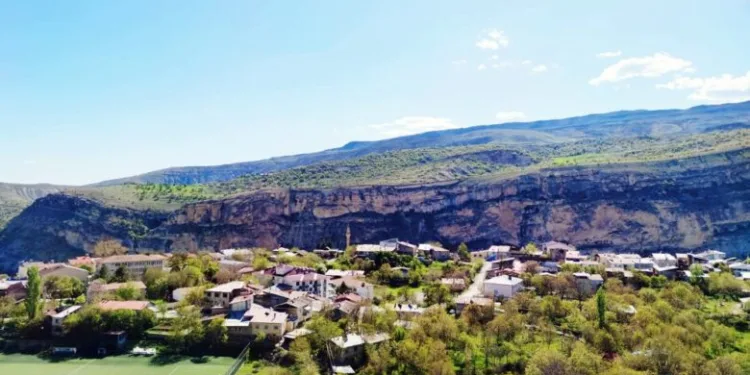 Doğal yaşamı ile dikkat çeken ilçe baharla renklendi
