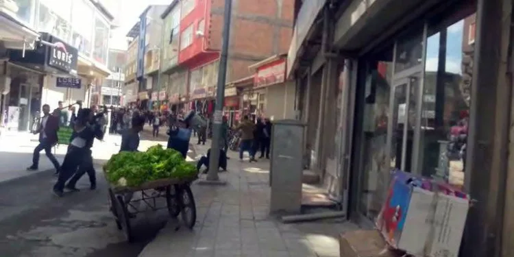 Doğubayazıt’ta zabıta ve seyyar satıcılar arasında kavga çıktı