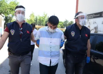 Dolandırıcılar, şüphelilerden birinin kolundaki dövmesinden yakalandı
