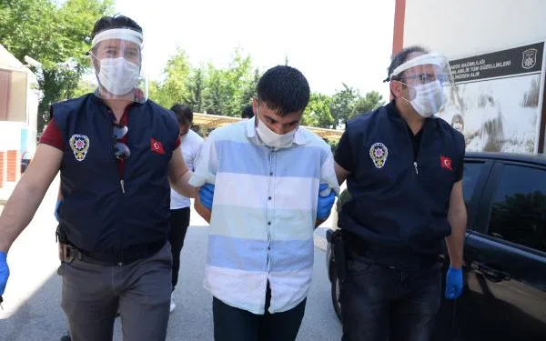 Dolandırıcılar, şüphelilerden birinin kolundaki dövmesinden yakalandı