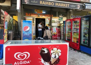 Dondurma hırsızı güvenli̇k kameralarına yakalandı