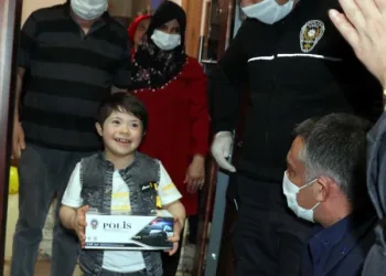 Down sendromlu Mehmet Talha’ya polislerden ‘doğum günü’ sürprizi