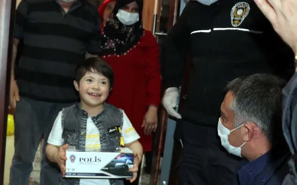 Down sendromlu Mehmet Talha’ya polislerden ‘doğum günü’ sürprizi