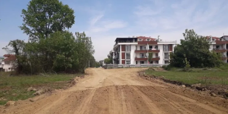 Düzce Beledi̇yesi̇ Yol Ağını Geni̇şleti̇yor