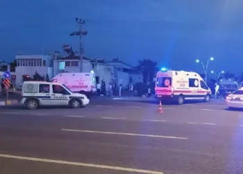 Edremit’te, kamyonet otomobile arkadan çarptı: 2 ölü, 3 yaralı