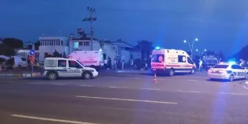 Edremit’te, kamyonet otomobile arkadan çarptı: 2 ölü, 3 yaralı