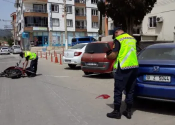 Edremi̇tte Motosi̇klet Park Hali̇ndeki̇ Araca Çarptı: 1 Yaralı