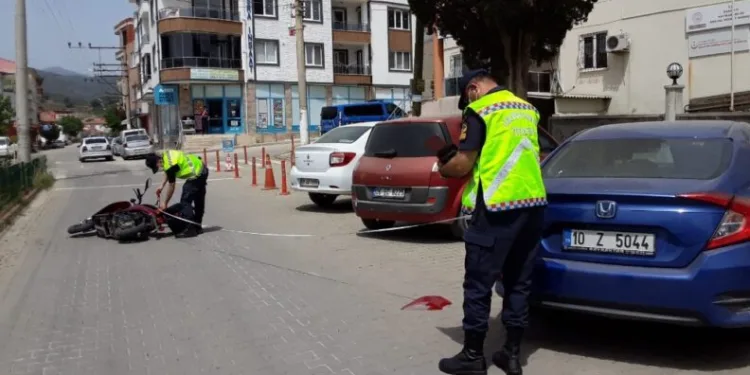 Edremi̇tte Motosi̇klet Park Hali̇ndeki̇ Araca Çarptı: 1 Yaralı