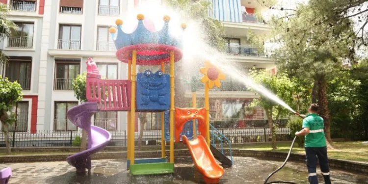Efelerde Parklarda Temi̇zli̇k Çalışması Gerçekleşti̇rdi̇