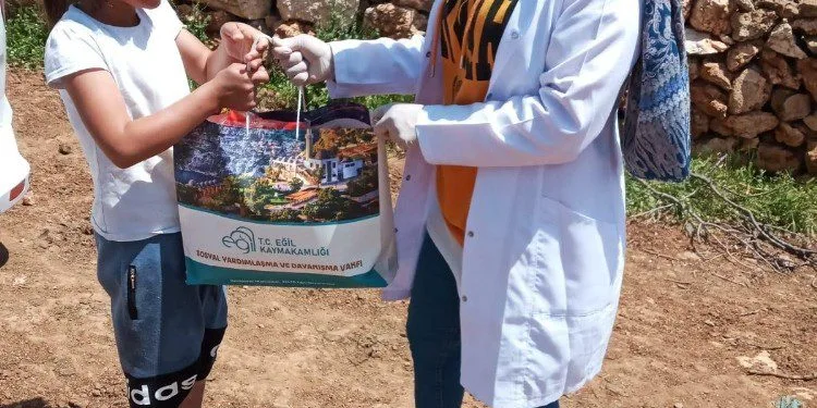 Eği̇l Beledi̇yesi̇nden Çocuklara Bayram Hedi̇yesi̇