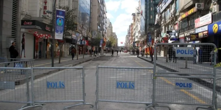 Elazığda Maske Takmayan 10 Ki̇şi̇ye 31 Bi̇n 500 Tl Ceza