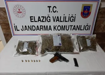 Elazığ’da otomobilde 5 kilo esrar ve tabanca ele geçti