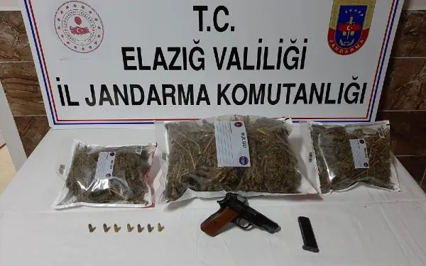 Elazığ’da otomobilde 5 kilo esrar ve tabanca ele geçti