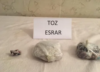 Elazığ’da şüphelinin aracından yarım kilo toz esrar çıktı