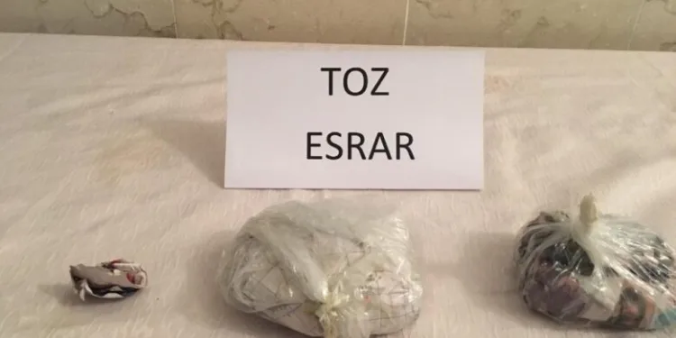 Elazığ’da şüphelinin aracından yarım kilo toz esrar çıktı
