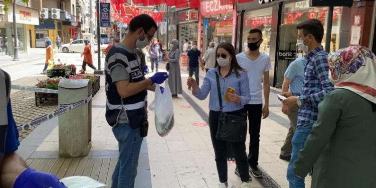 Emni̇yetten Ücretsi̇z Maske Dağıtımı