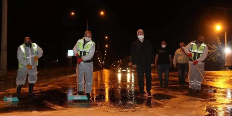 Ergenede Sahur Vakti̇nde Cadde Ve Sokaklar Köpüklü Suyla Yıkandı