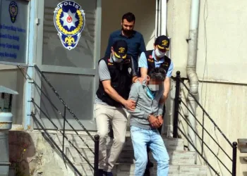 Başında “Sen daha ölmedin mi?” diye bekledi