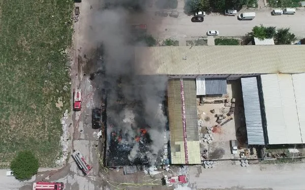 Eskişehir’de, geri dönüşüm fabrikasının deposu yandı