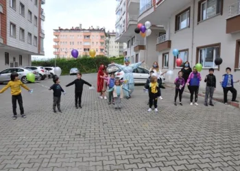Evden çıkamayan çocuklara Palyaçolu sürpriz