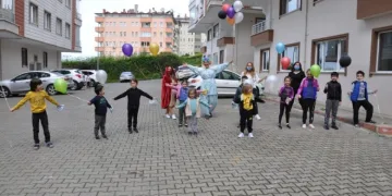 Evden çıkamayan çocuklara Palyaçolu sürpriz