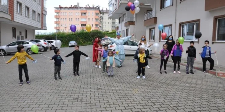 Evden çıkamayan çocuklara Palyaçolu sürpriz