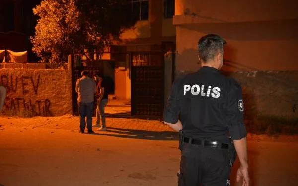 Evin bahçesine ses bombası atıldı
