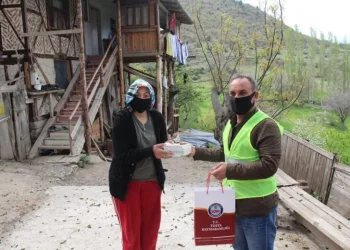 Evinden çıkamayan öğrencinin kitap talebini Kaymakam Pişkin karşıladı