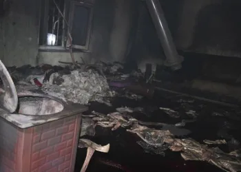 Evlerinde çıkan yangında dumandan etkilenip, hastanelik oldu