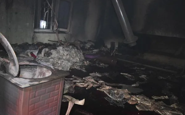 Evlerinde çıkan yangında dumandan etkilenip, hastanelik oldu