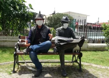 Farkındalık için heykeline maske taktı