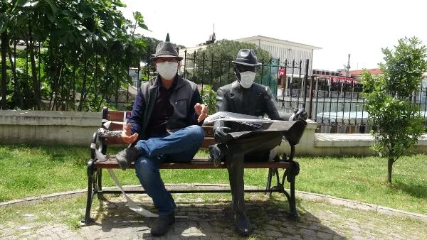 Farkındalık için heykeline maske taktı