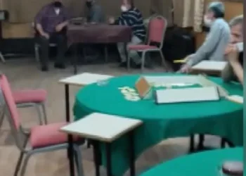Fatih’te mühürlü kahvehanede kumar oynayan maskeli 12 kişiye 41 bin 800 lira ceza