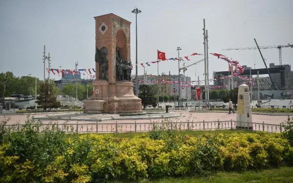 Fotoğraflar// İstanbul’da yasağın 3’üncü gününde cadde ve meydanları boş kaldı