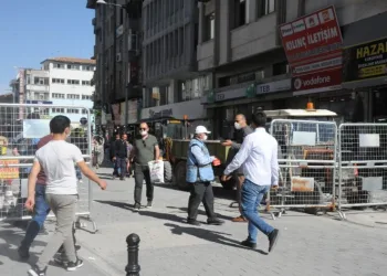 Gazi̇antep’i̇n kalabalık caddeleri̇ne maskesi̇z gi̇ri̇ş yasaklandı