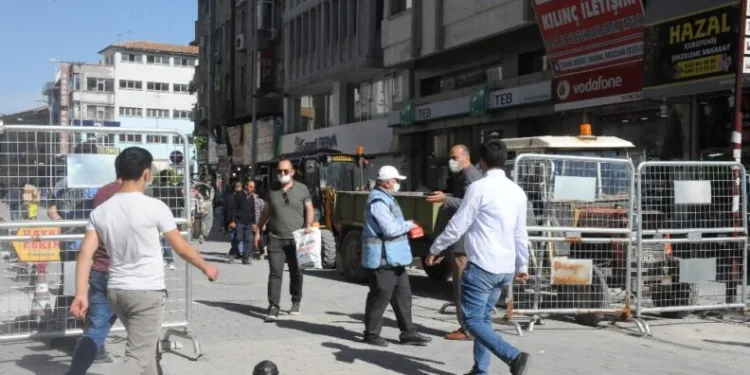 Gazi̇antep’i̇n kalabalık caddeleri̇ne maskesi̇z gi̇ri̇ş yasaklandı