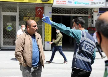 Gaziantep’te, maskesiz girişin yasak olduğu caddelerde yoğunluk