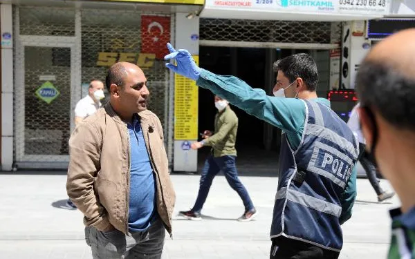 Gaziantep’te, maskesiz girişin yasak olduğu caddelerde yoğunluk
