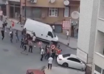 Gaziosmanpaşa’da iki grup arasındaki meydan kavgası kamerada  