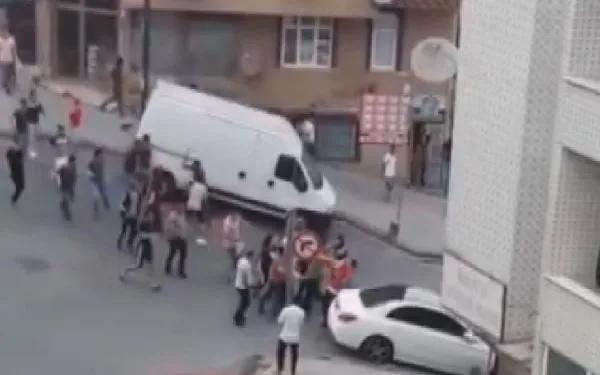 Gaziosmanpaşa’da iki grup arasındaki meydan kavgası kamerada  